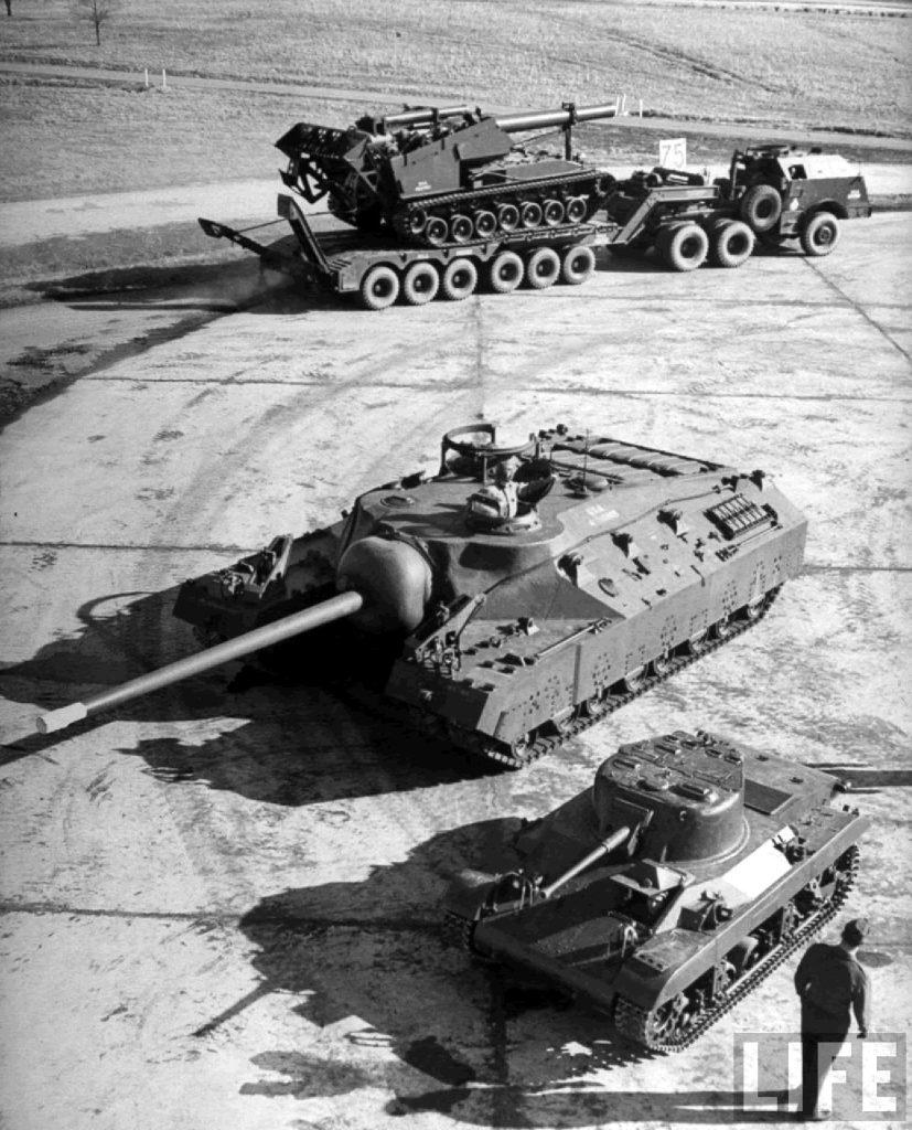 T28 Super Heavy Tank, prototyp czołgu lekkiego M22 Locust oraz samobieżna haubica T92 (fot. LIFE Magazine)