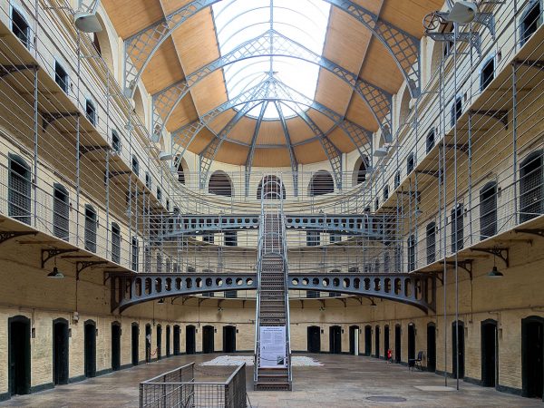 Więzienie Kilmainham Gaol (fot. Velvet/Wikimedia Commons)