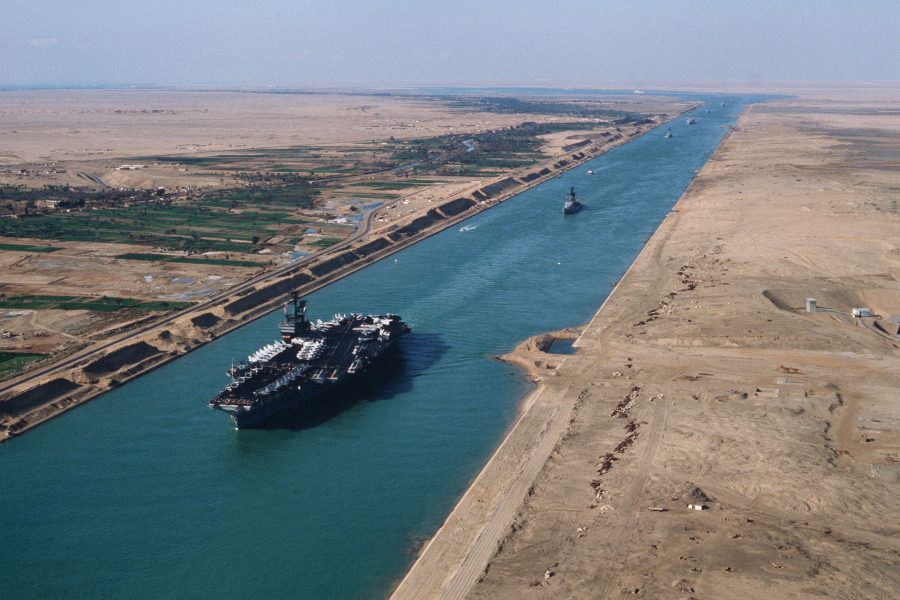 Amerykański lotniskowiec USS America w Kanale Sueskim (fot. US Navy)