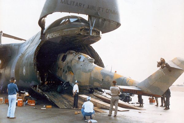 Przejęty Mi-25 podczas załadunku do C-5 (fot USAF)