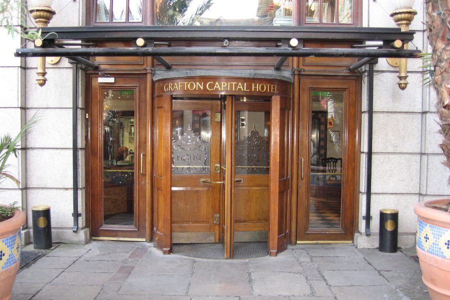 Drzwi obrotowe w Grafton capital Hotel (fot. Russell James Smith)