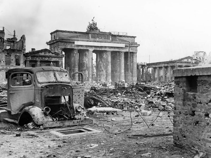 Brama Brandenburska po zakończeniu walk o Berlin w 1945 roku