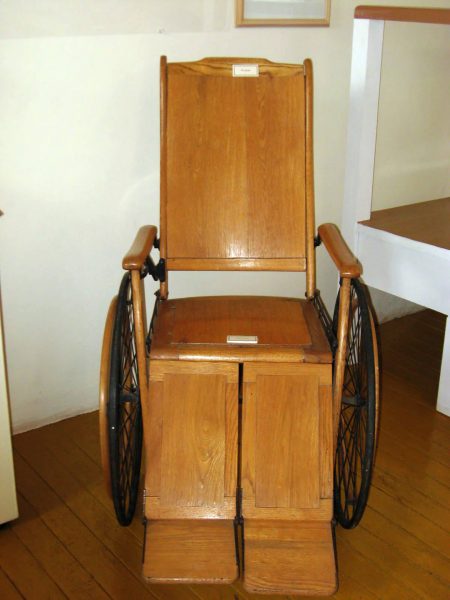 Wózek inwalidzki z XIX wieku