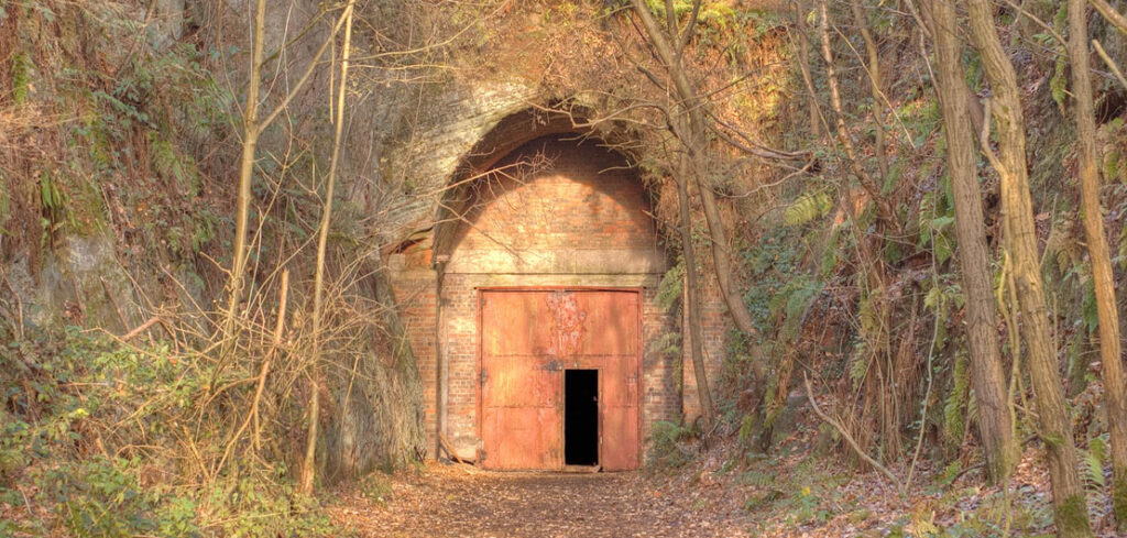 Drakelow Tunnels - od tajnej fabryki, przez rządowy bunkier po nawiedzony labirynt