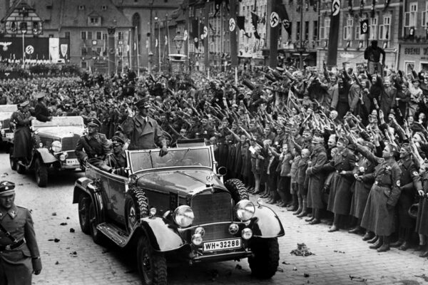Adolf Hitler w swoim Mercedesie W31 G4