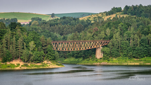 Most kolejowy nad Jeziorem Pilchowickim (fot. Michał Banach)