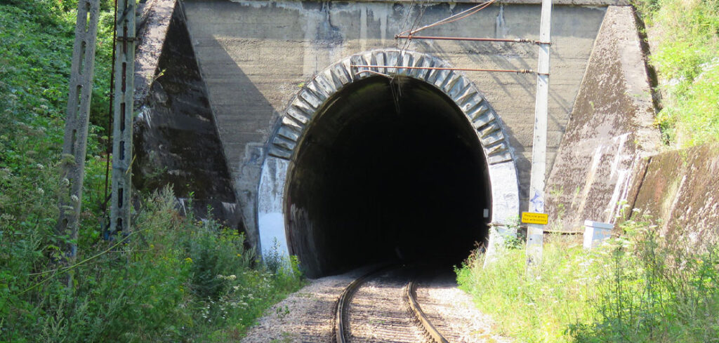 Tunel kolejowy w Żegiestowie i tragiczne losy jego budowy