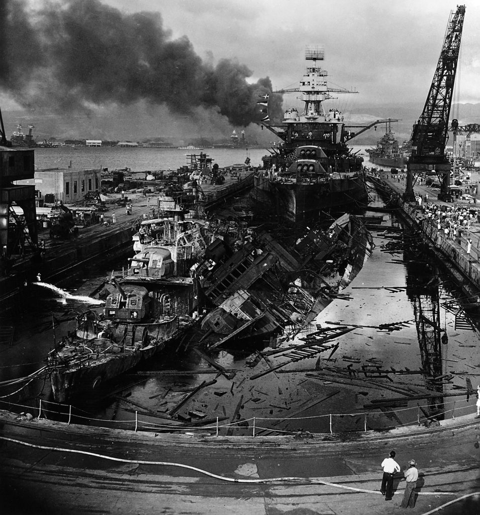 Zniszczone niszczyciele USS Downes i USS Cassin, a za nimi pancernik USS Pennsylvania