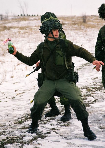 Kanadyjski żołnierz z butelką zaplającą
