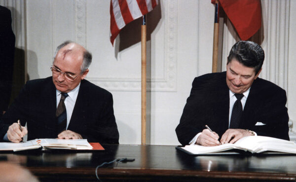Michaił Gorbaczow wraz z prezydentem USA, Ronaldem Reganem, podpisujący traktat o całkowitej likwidacji pocisków rakietowych krótkiego i średniego zasięgu 