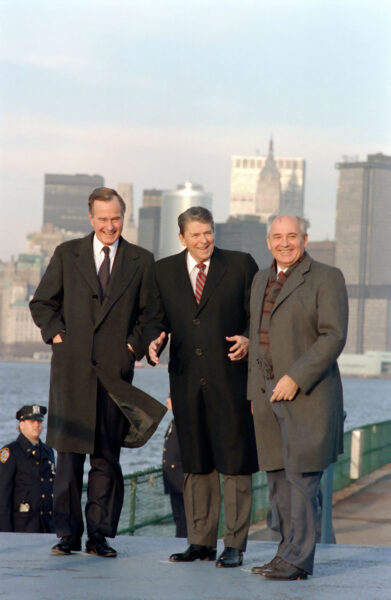 Michaił Gorbaczow wraz z prezydentem USA, Ronaldem Reganem, i Georgem H.W. Bushem