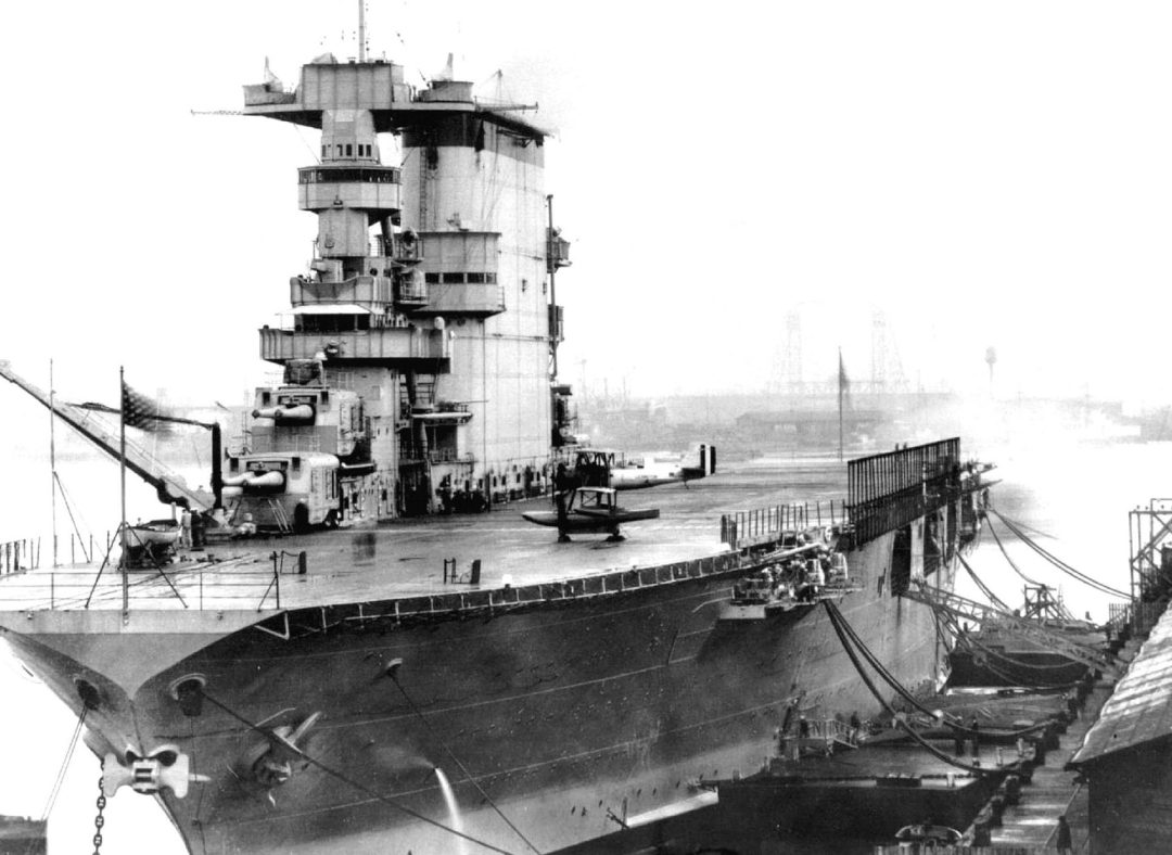 USS Lexington w mieście Tacoma w grudniu 1929 roku. Z powodu suszy i wyłączenia elektrowni wodnych, okręt przez miesiąc wspierał miasto swoją siłownią, dostarczając prąd.