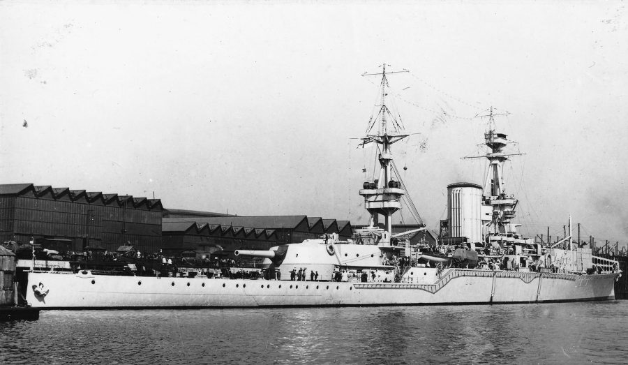 HMS Furious jeszcze z rufową wieżą