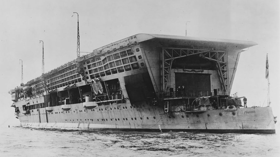 HMS Furious po ostatecznej przebudowie na lotniskowiec w 1925 roku