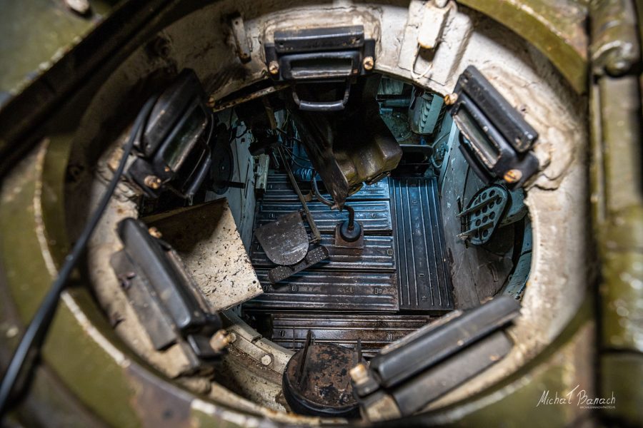 Wnętrze kadłuba T-34-85 - widok od włazu w wieży (fot. Michał Banach)