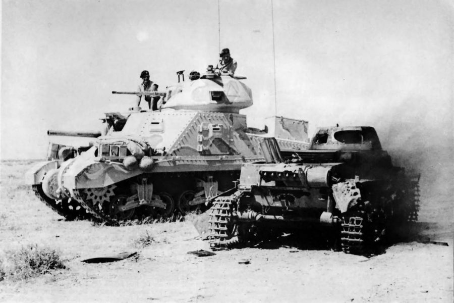 Brytyjski M3 Grant obok wraku niemieckiego czołgi lekkiego PzKpfw I