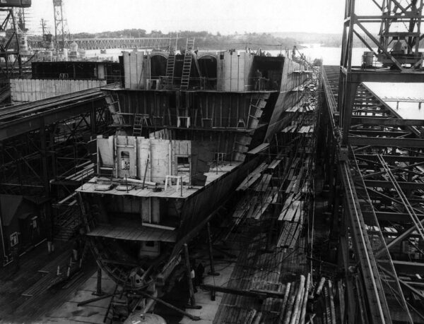 USS Belknap podczas budowy
