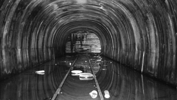 Zalane wnętrze Church Hill Tunnel od wschodniej strony (fot. Jkmscott/Wikimedia Commons)