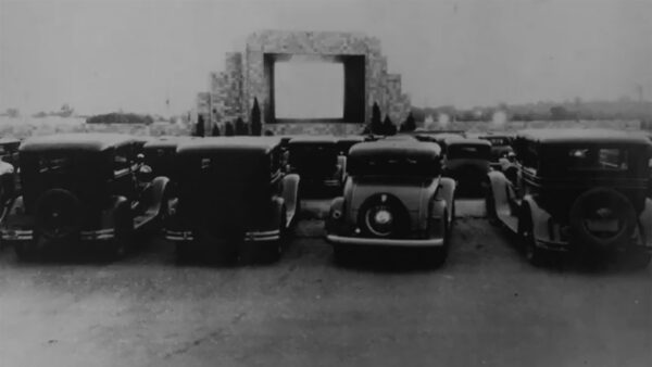 Pierwsze kino samochodowe Richarda M. Hollingsheada z 1933 roku