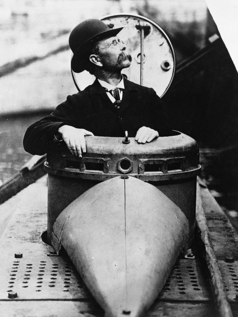 John P. Holland we włazie swojego okrętu podwodnego