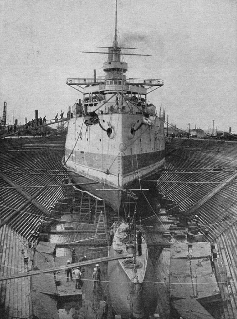 USS Holland w suchym doku - z tyłu widać rosyjski pancernik Retwizan zbudowany w USA. Nowy Jork 1901 rok