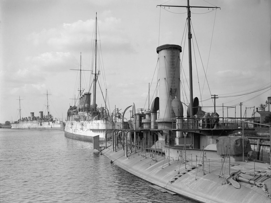 USS Katahdin a w tle na drugim planie krążowniki USS Minneapolis i USS Columbia w porcie w Filadelfii w 1908 roku