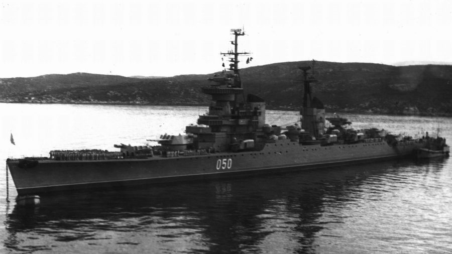 Prawdopodobnie krążownik Murmańsk (w toku służby nosił m.in. taki numer burtowy)