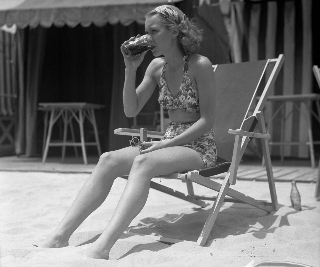 Jane Wyman w 1935 roku w dwuczęściowym stroju kąpielowym