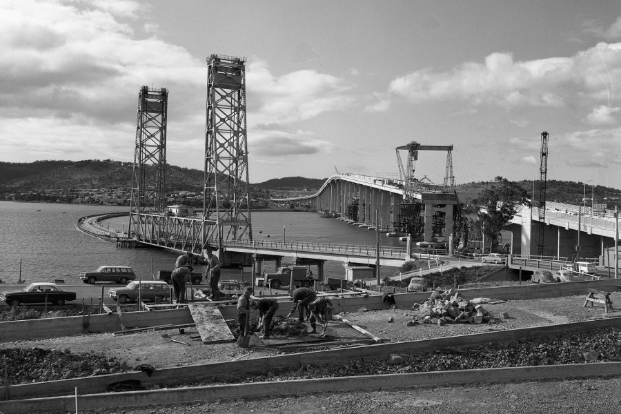 Tasman Bridge podczas budowy