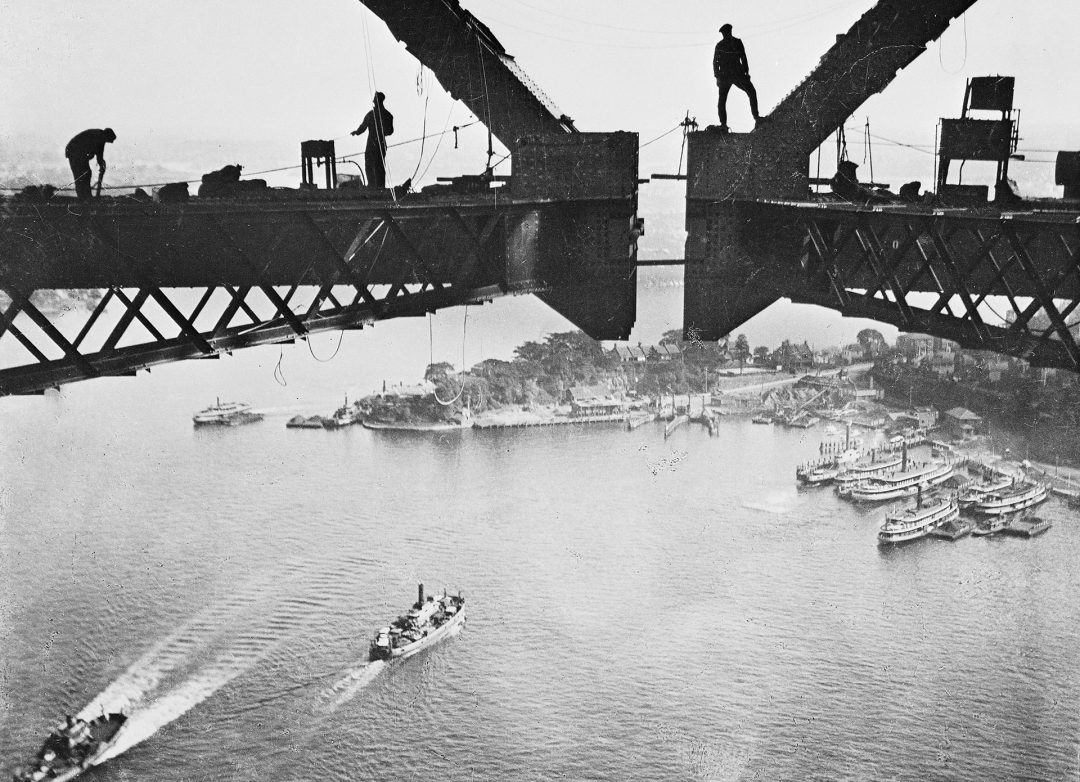 Sydney Harbour Bridge podczas budowy