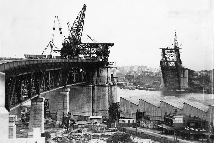Sydney Harbour Bridge podczas budowy