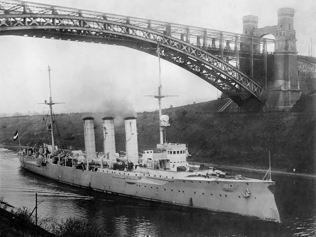 Niemiecki krążownik SMS Dresden płynący przez Kanał Kiloński