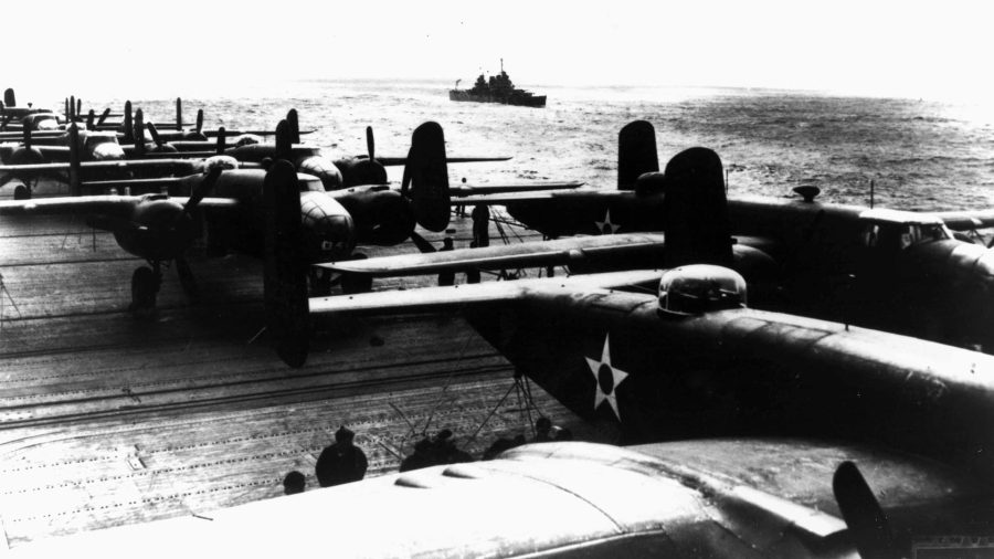 Bombowce B-25 Mitchell na pokładzie USS Hornet