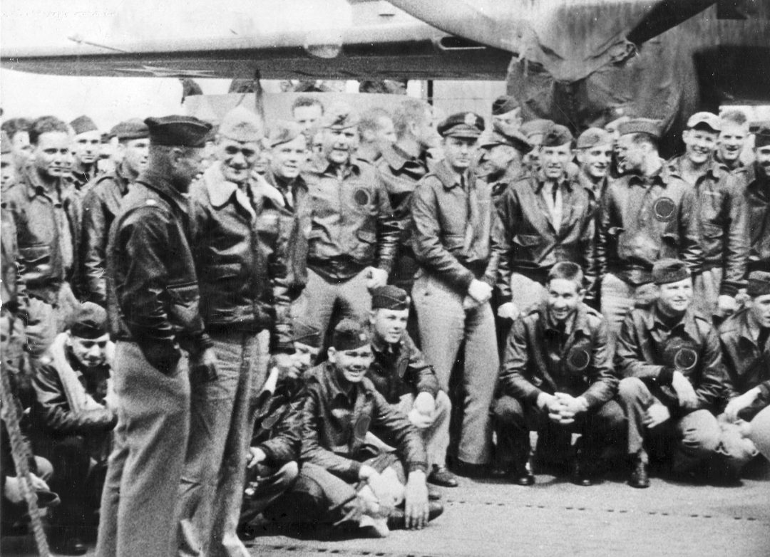 Jimmy Doolittle na pokładzie USS Hornet wraz z członkami załóg
