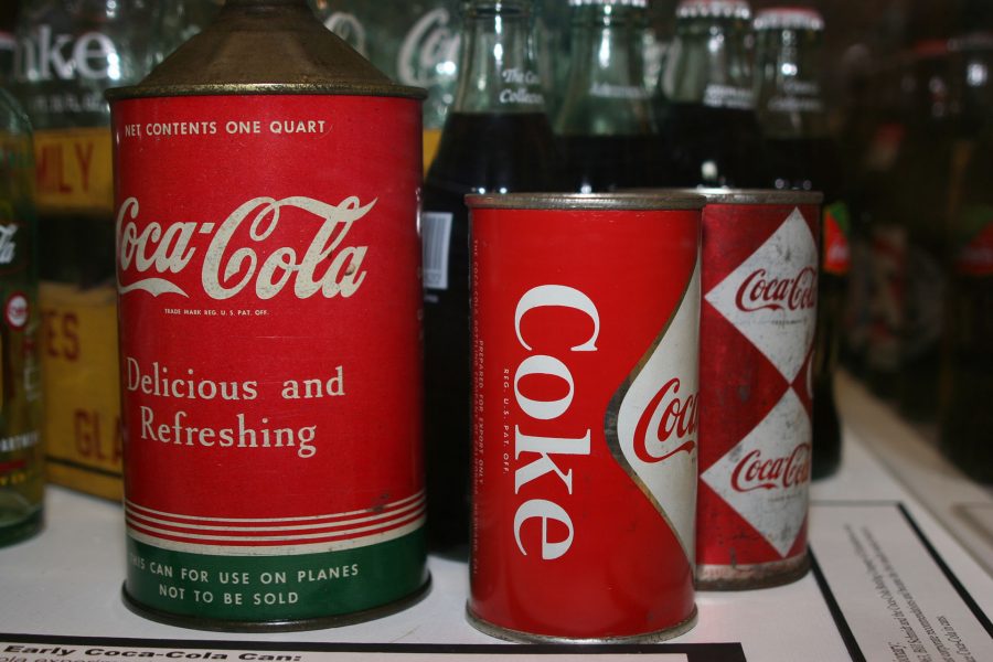 Różne stare puszki Coca-Coli (fot. Ben Franske)