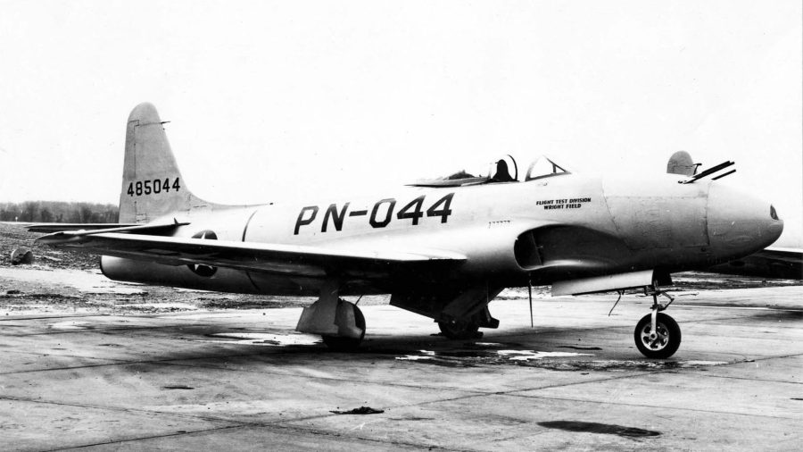 Lockheed F-80 Shooting Star z karabinami maszynowymi umoszczonymi pod kątem do góry. W ten sposób testowano myśliwce przystosowane do zwalczania bombowców