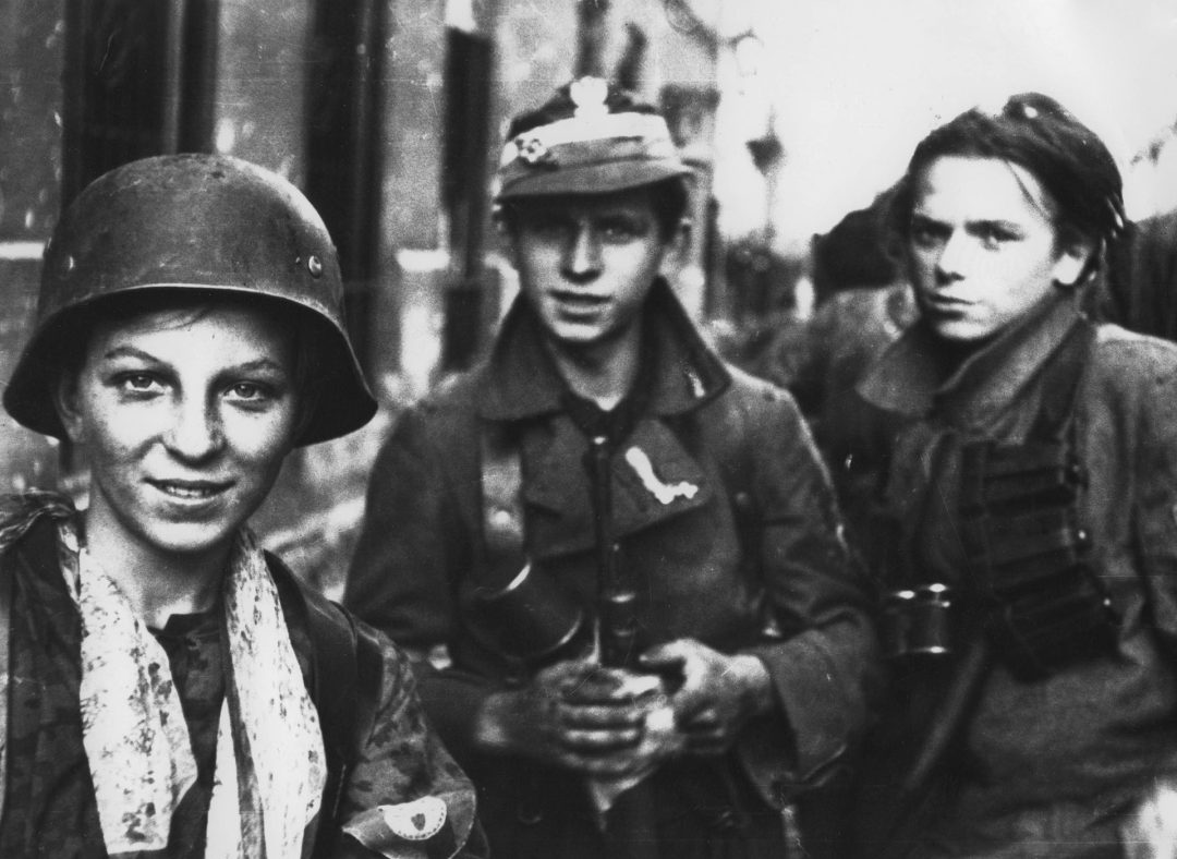 Żołnierze zgrupowania "Radosław" po kilku godzinnym przejściu kanałami z placu Krasińskich do ulicy Wareckiej na Śródmieście, nad ranem 2 września 1944 roku. Pierwszy od lewej w hełmie Tadeusz "Maszynka" Rajszczak z baonu "Miotła"