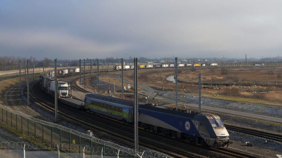 Pociąg towarowa kursujący przez Eurotunel (fot. Getlink/Wikimedia Commons)
