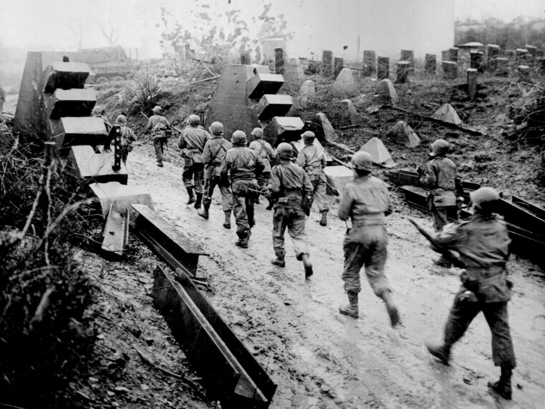 Amerykańscy żołnierze przekraczający Linię Zygfryda w 1945 roku